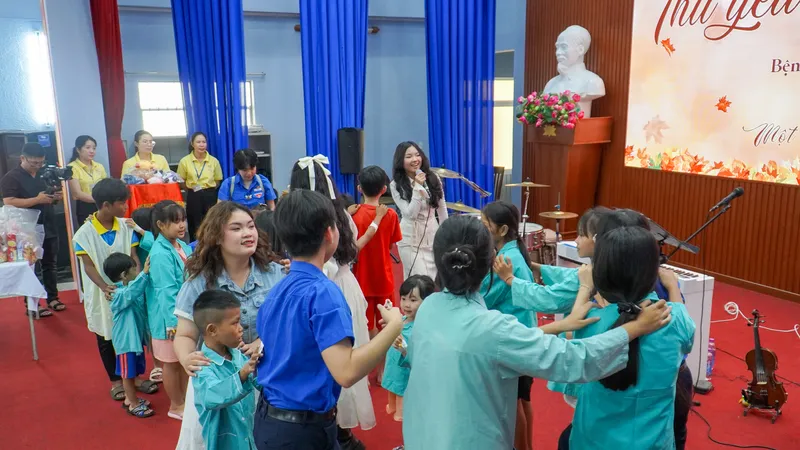 Khánh Hòa: Nhóm học sinh mang “liều thuốc tinh thần” đến với bệnh nhân