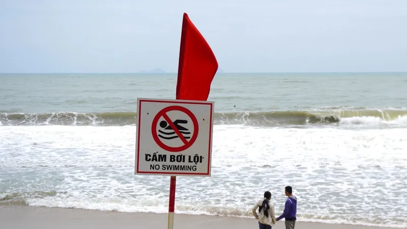 Cảnh báo du khách không tắm biển Nha Trang trong thời tiết nguy hiểm. Ảnh: ĐỨC THẢO
