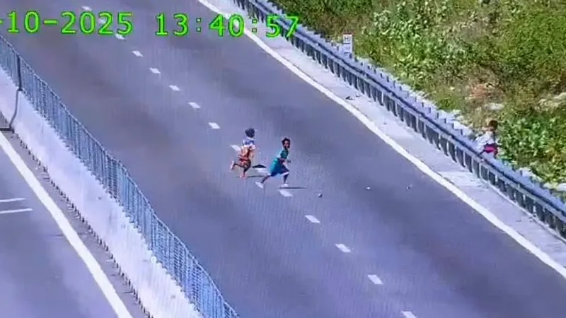 Khánh Hòa: Ngăn chặn 3 thiếu niên ném đá vào xe ô tô trên đường cao tốc