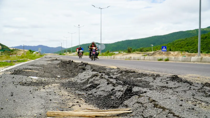 Khánh Hòa: Đường trong Khu kinh tế Vân Phong tiếp tục hư hỏng