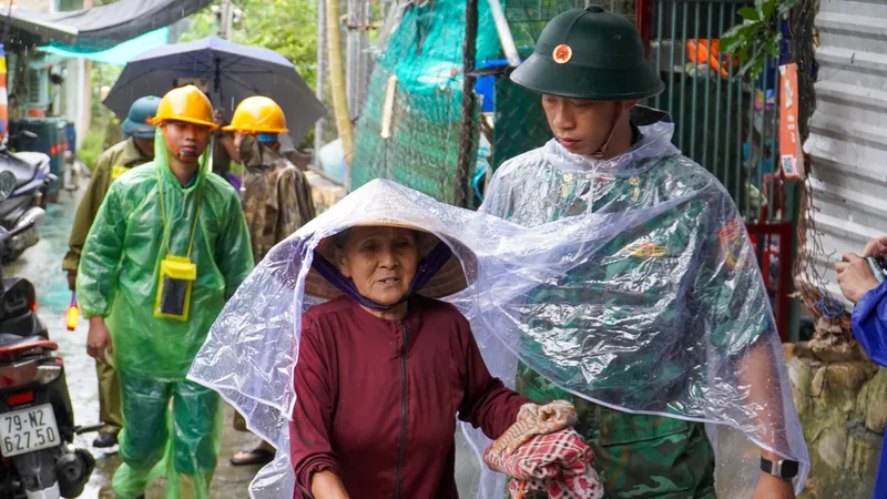 Khánh Hòa: Gõ cửa từng nhà gọi người dân đi sơ tán