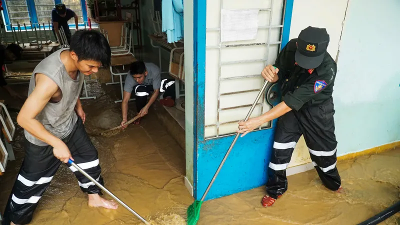 Khánh Hòa: Người dân tất bật dọn dẹp, lo ngại đợt lũ mới sắp đến