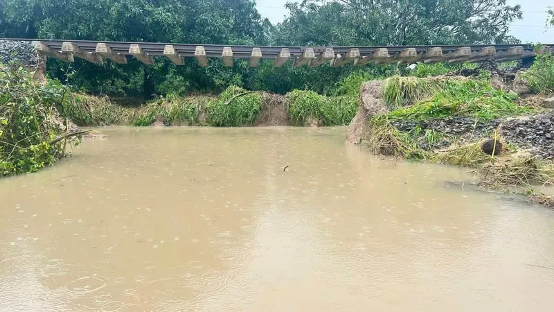 Đoạn đường sắt dài 100m bị sạt lở, dừng toàn bộ tàu qua Nam Trung bộ