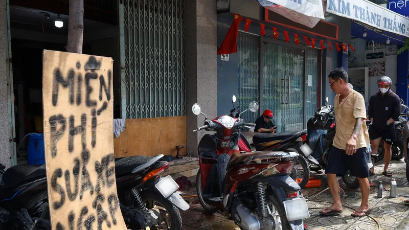 Khánh Hòa: Sửa đồ điện tử, xe máy miễn phí giúp người dân sau mưa lũ