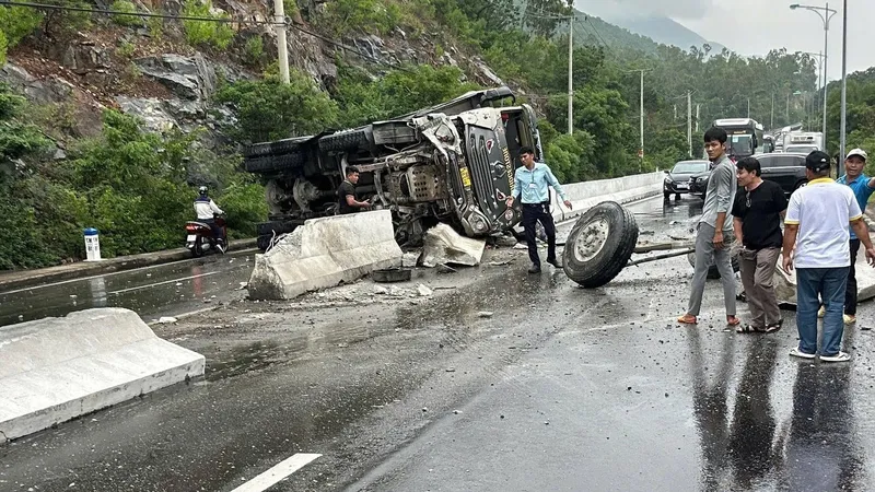 Khánh Hòa: Xe tải lật ngang, đèo Cù Hin ùn ứ