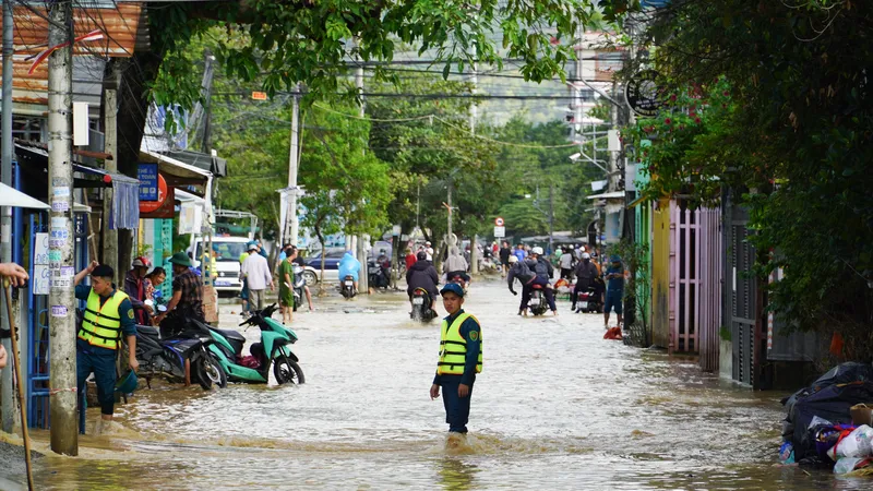 Vùng ven Nha Trang ngập cục bộ do mưa lớn