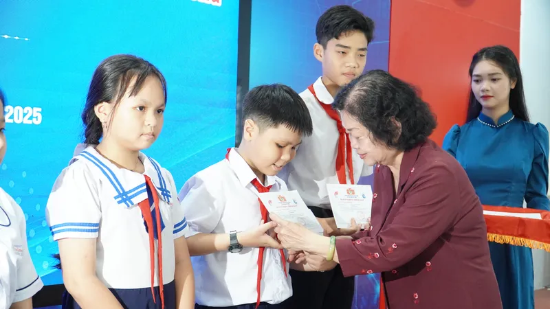 Nguyên Phó Chủ tịch nước, Chủ tịch Quỹ học bổng Vừ A Dính, Chủ nhiệm CLB “Vì Hoàng Sa - Trường Sa thân yêu” Trương Mỹ Hoa trao học bổng cho các em học sinh tỉnh Khánh Hòa. Ảnh: HIẾU GIANG