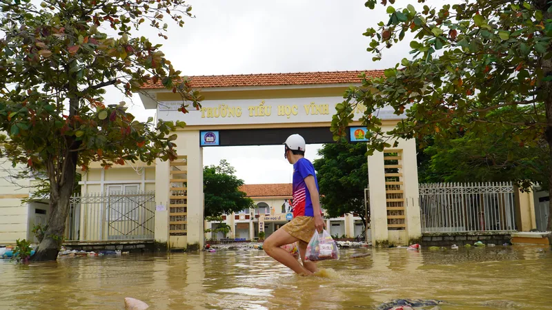 Trong vòng nửa tháng, người dân Khánh Hòa liên tiếp "gánh" 4 trận lũ lụt, khiến đời sống gặp nhiều khó khăn. Ảnh: HIẾU GIANG