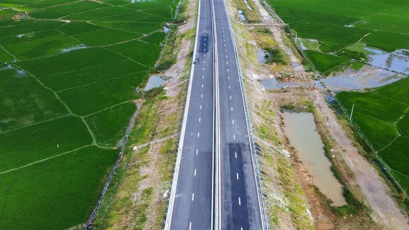 Đường cao tốc Vân Phong – Nha Trang xuất hiện vết vá dù chưa khai thác