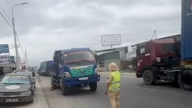 Khánh Hòa: Xử phạt nhiều xe tải chở đất đá để rơi xuống đường