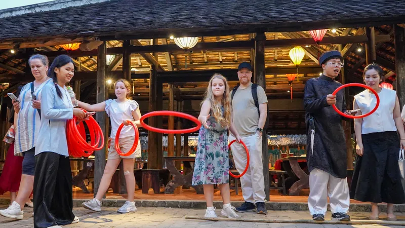 Khách Tây thích thú trải nghiệm tết xưa ở Khánh Hoà