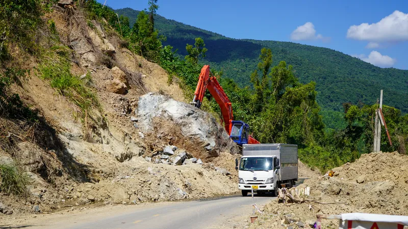 Khánh Hòa: Khẩn trương sửa chữa các tuyến giao thông bị mưa lũ tàn phá
