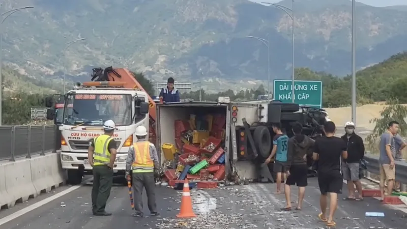 Tai nạn trên cao tốc Cam Lâm - Vĩnh Hảo, giao thông ùn tắc
