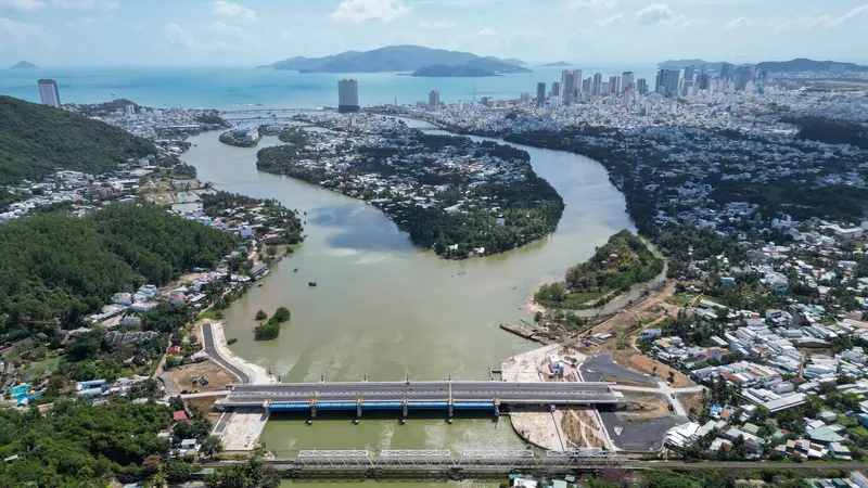 Cho xe lưu thông trên cầu đập ngăn mặn sông Cái Nha Trang từ 13-2
