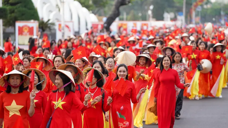 Hơn 3.000 người tham gia diễu hành áo dài tại đường ven biển Nha Trang
