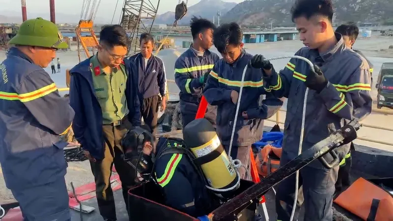 Khánh Hòa: 3 thuyền viên tử vong dưới hầm tàu chở hàng
