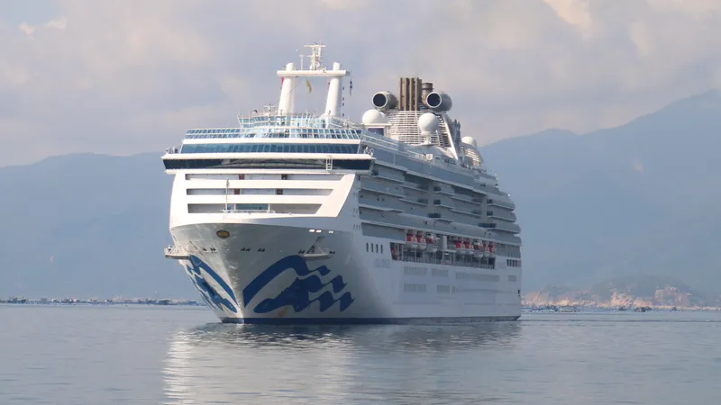 Tàu biển Coral Princess vào vịnh Cam Ranh, sáng 30-3