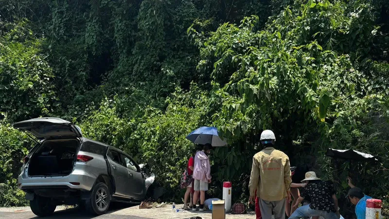 Khánh Hòa: Ô tô lao xuống mương trên đèo, 6 người gặp nạn