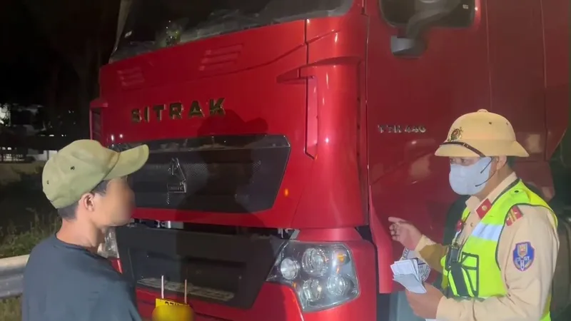 Tài xế không có bằng lái vẫn điều khiển xe đầu kéo trên cao tốc