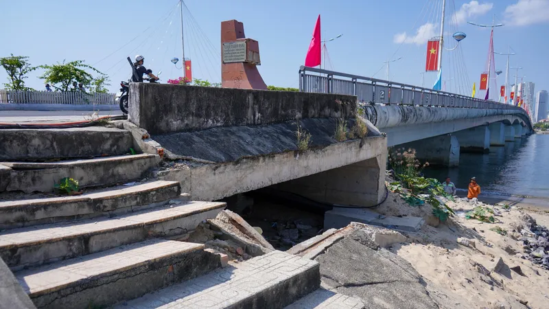 Cận cảnh cầu Trần Phú ở Nha Trang xuống cấp