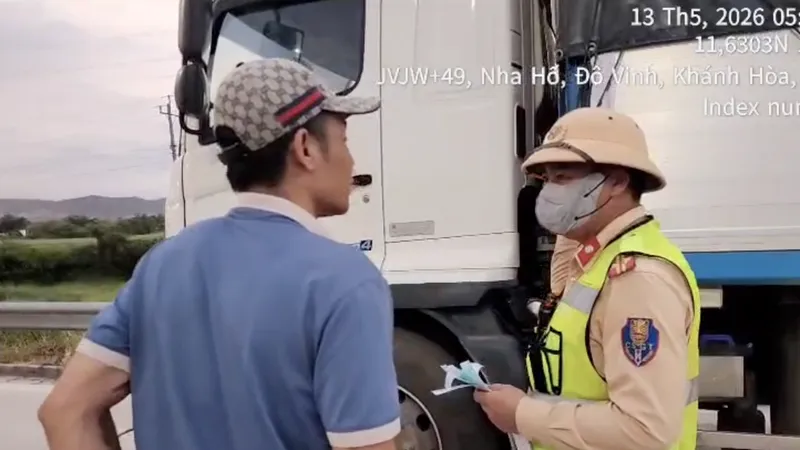 Không bằng lái, độ đèn xe tải chạy trên cao tốc, chủ phương tiện và tài xế bị phạt gần 80 triệu đồng