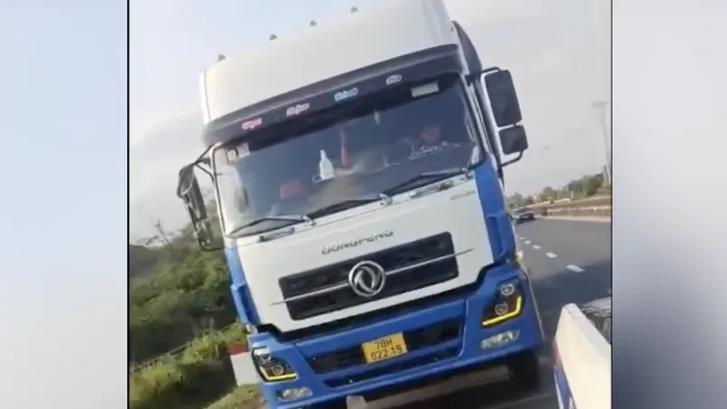 Khánh Hòa: Xử phạt tài xế xe tải lạng lách, không chấp hành hiệu lệnh của CSGT