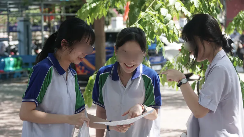 Thí sinh tại điểm Trường THCS Thái Nguyên, phường Nha Trang dự Kỳ thi Tốt nghiệp THPT năm 2026. Ảnh: HIẾU GIANG