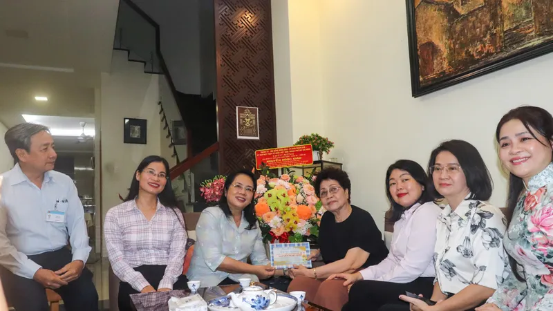 Lãnh đạo TPHCM thăm hỏi các nhà giáo tiêu biểu