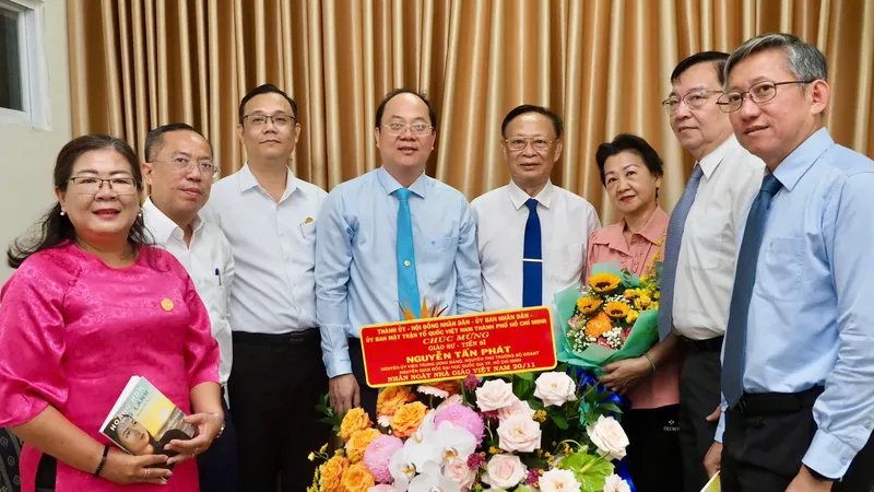 Lãnh đạo TPHCM thăm các nhà giáo và gia đình nhà giáo tiêu biểu