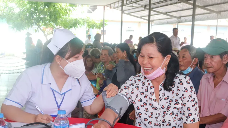Khám, phát thuốc miễn phí và tặng quà cho người dân tại huyện Giồng Trôm 