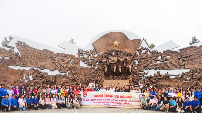 Sinh viên Lào, Campuchia tham gia hành trình về nguồn tại huyện Bình Chánh