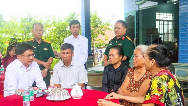 Lãnh đạo TPHCM thăm hỏi gia đình của các liệt sĩ hy sinh trong diễn tập tác chiến phòng thủ