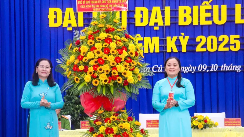 Đồng chí Nguyễn Thị Lệ tặng hoa chúc mừng đại hội