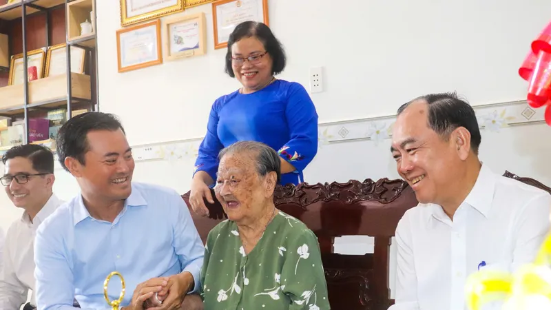 Lãnh đạo TPHCM thăm, chúc tết Mẹ Việt Nam Anh hùng, gia đình khó khăn tại huyện Nhà Bè