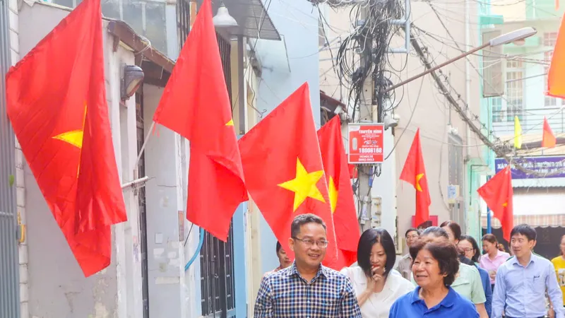 Phó Chủ tịch Ủy ban MTTQ Việt Nam TPHCM Phạm Minh Tuấn khảo sát các công trình tại quận Tân Phú