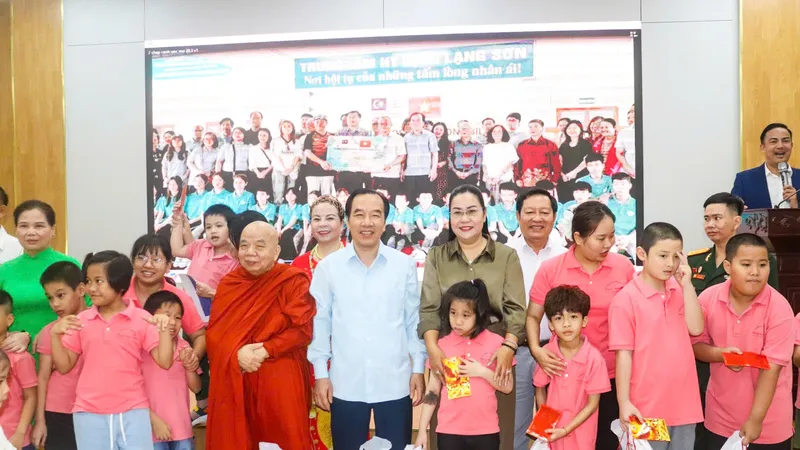 Tặng quà cho trẻ em khuyết tật tại TPHCM 