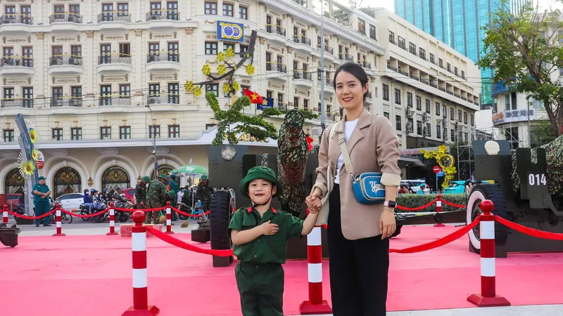Người dân hào hứng chụp hình bên dàn pháo lễ được lắp đặt ở bến Bạch Đằng