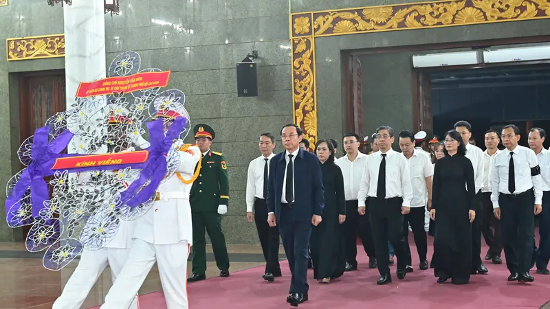 Bí thư Thành ủy TPHCM Nguyễn Văn Nên viếng Giáo sư, Tiến sĩ Phan Lương Cầm