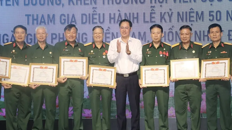 Khen thưởng 120 cựu chiến binh xuất sắc trong lực lượng diễu hành 