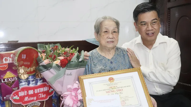 Lãnh đạo TPHCM thăm, chúc thọ người cao tuổi tại quận 4