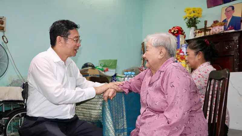 Lãnh đạo TPHCM thăm, chúc thọ người cao tuổi tiêu biểu