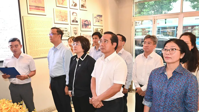 Đồng chí Nguyễn Văn Được dâng hương, dâng hoa tại nhà số 5 Châu Văn Liêm. Ảnh: VIỆT DŨNG
