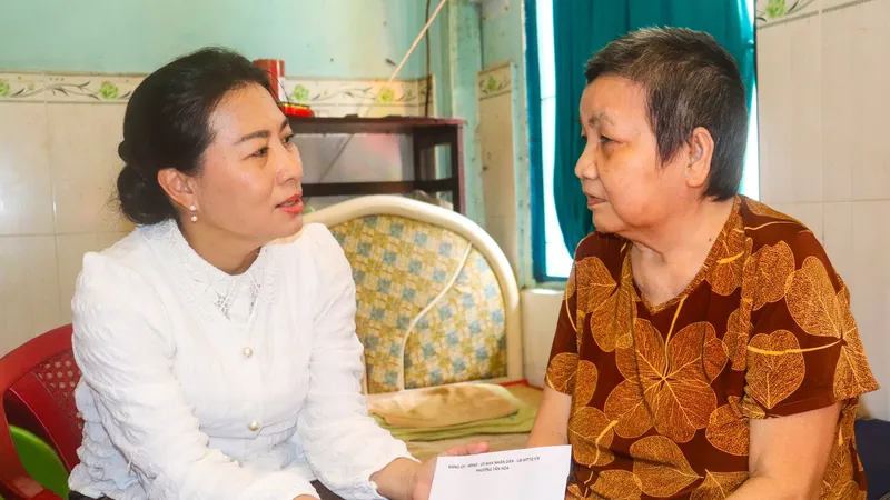 Lãnh đạo phường Tân Hòa thăm, tặng quà các gia đình khó khăn