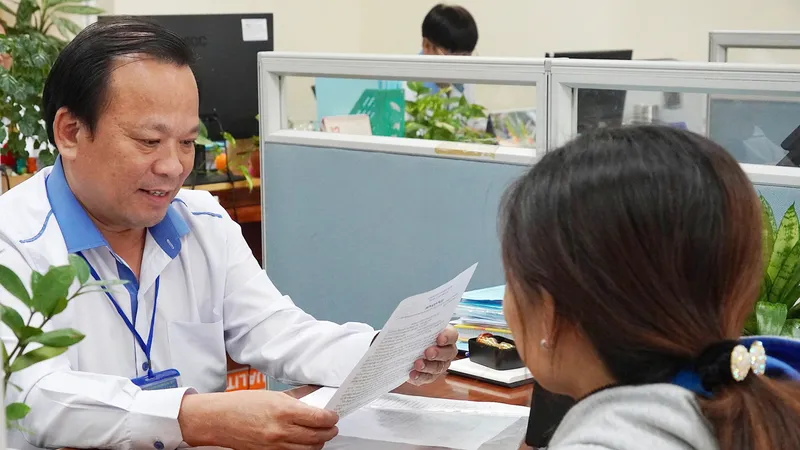Cán bộ tiếp nhận các phản ánh, khiếu nại của người dân. Ảnh: THU HƯỜNG
