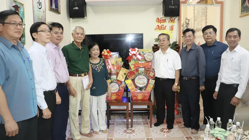 Lãnh đạo Ban Tổ chức Thành ủy TPHCM thăm, tặng quà các gia đình chính sách 