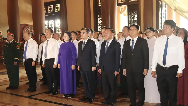 Dâng hương tưởng niệm các Anh hùng liệt sĩ yên nghỉ trên Đất thép Thành đồng