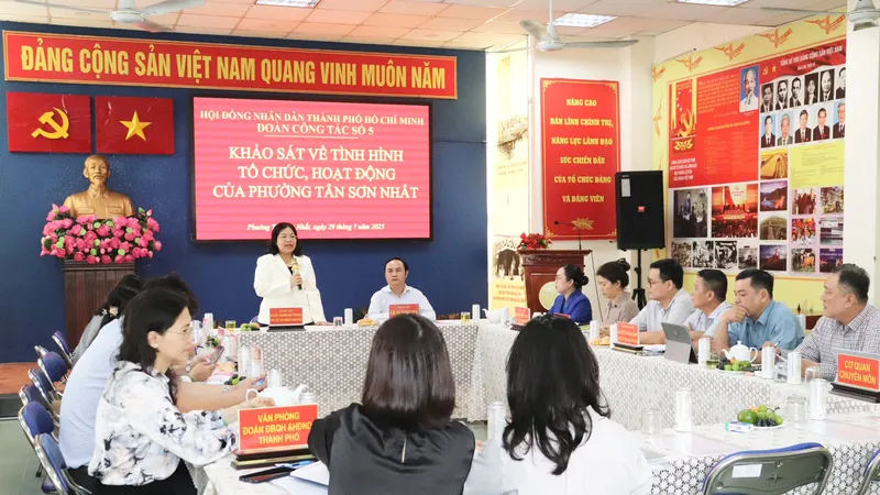Bố trí cán bộ hỗ trợ người dân, doanh nghiệp tại phường 
