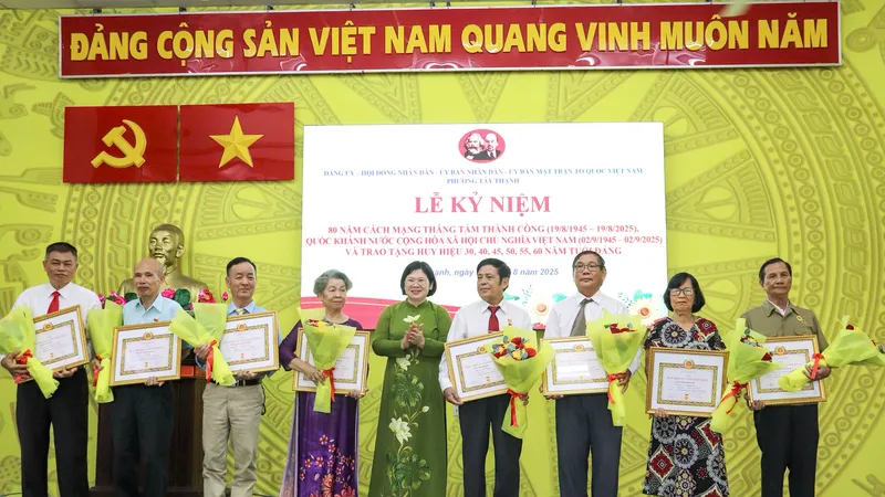 Đồng chí Văn Thị Bạch Tuyết trao Huy hiệu Đảng đến các đảng viên