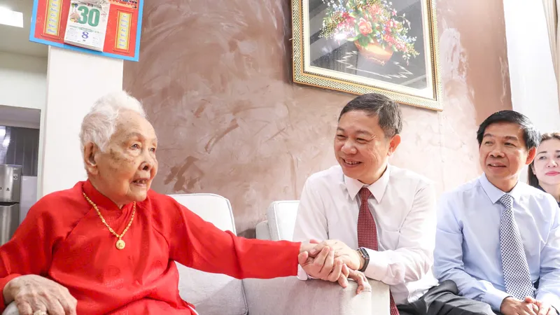 Lãnh đạo TPHCM thăm Mẹ Việt Nam Anh hùng, cán bộ tiền khởi nghĩa