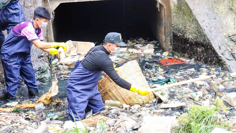 Thanh niên lội bùn dọn rác, khơi thông dòng chảy kênh rạch